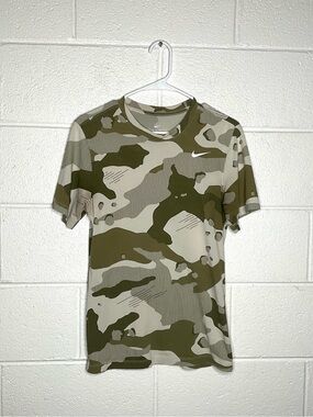 < The Nike Tee Dri-Fit Camouflage Short Sleeve Tee Size Small >